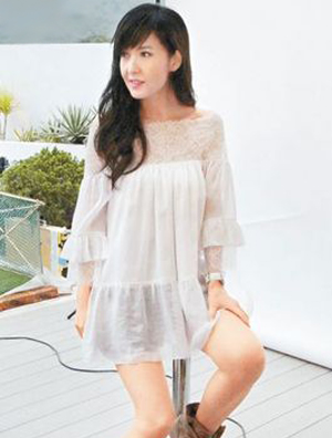 周慧敏穿薄纱上衣热裤高跟鞋似少女