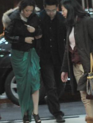 巩俐穿高跟鞋怕摔倒获男助理专扶似太后出巡