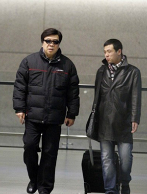 赵忠祥穿皮鞋配运动裤玩混搭 独创运动绅士风