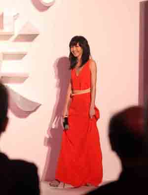 孙燕姿低胸礼服配高跟现身尺度大