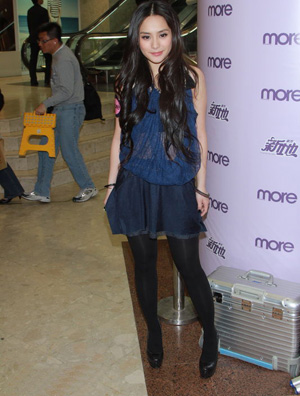 阿娇穿露脐装配高跟鞋 获赞黄金比例感惊喜