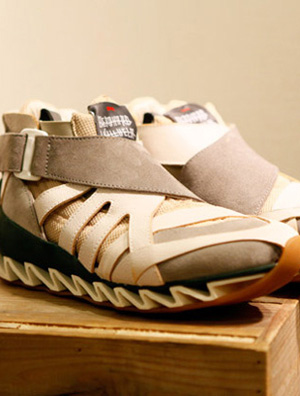 ˶ʱȤBernhard Willhelm x CamperƳԶЬ