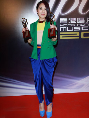 Ñîǧ‹ÃÒ»Éíö¦×°Åä¸ß¸úÓëÖÚÐdzöϯ¡¶IFPIÏã¸Û³ªÆ¬ÏúÁ¿´ó½±¡·°ä½±µäÀñ