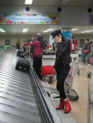 李菲儿身穿休闲服配红色坡跟鞋现身北京机场国际航站楼