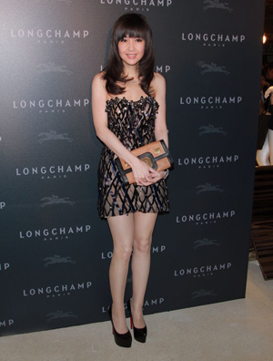 周慧敏穿透视裙配高跟亮相活动,十分性感