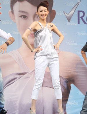 范玮琪清凉装配高跟现身代言显清瘦