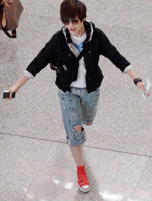 李宇春一身潮装配红色帆布鞋亮相机场 帅气与粉丝亲密接触