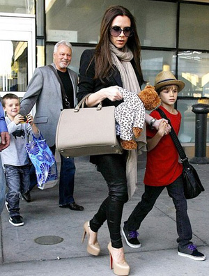 孕妇辣妹大肚蹬高跟鞋 紧身黑衣秀性感