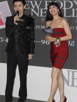 钟丽缇一身红色抹胸裙装配高跟现身 为其代言多年产品站台造势