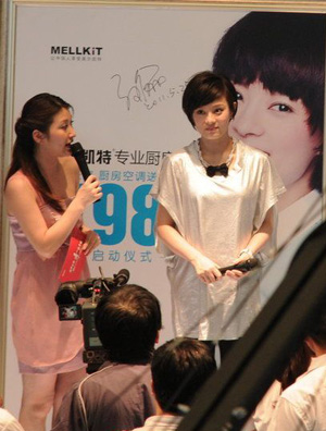 孙俪高跟鞋难掩孕味