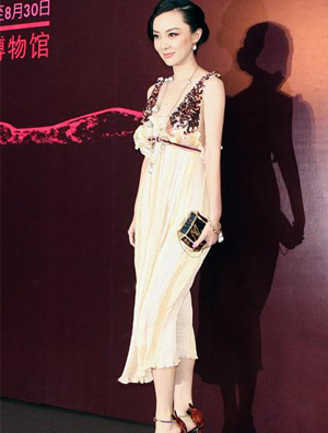 霍思燕现身时尚展览活动 以一袭低胸裙配高跟鞋秀性感