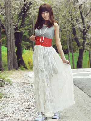 潮女增高有秘诀 街头吸睛靠厚底凉鞋