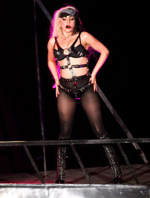 Lady Gaga台中加码献唱 奇特鞋服造型惹疯狂