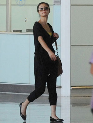 ÁÖÐÄÈçËØÑÕÍâ³ö-¼òµ¥×Å×°+ºÚɫƽµ×Ь