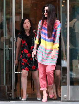 范冰冰潮装配粉色高跟逛商场 保安全程护驾