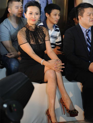 刘嘉玲蕾丝透视装加豹纹高跟秀性感 中秋与夫难团圆