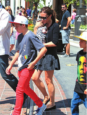 贝嫂平底鞋出街紧搂女儿 悉心教爱子抱妹妹