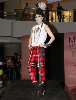 郑秀文超高鞋走秀辛苦捞金 称童年摔跤有阴影