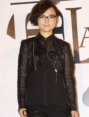 周笔畅踩20CM高跟鞋显前卫 为其新歌宣传造势