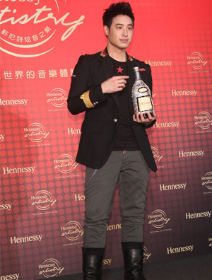 潘玮柏潮装鞋服代言 对入围金钟奖感到意外