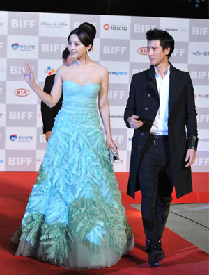 釜山电影节开幕红毯 范爷两套鞋服惊艳全场