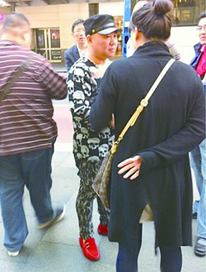 郭德纲骷髅潮衣配红鞋子 稳坐相声界时尚icon
