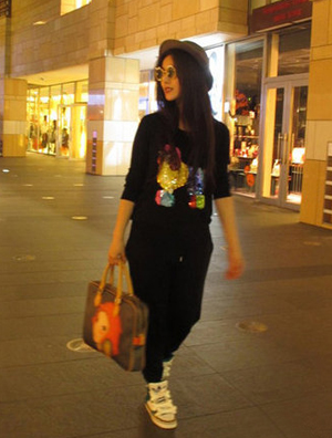 范冰冰只身夜游东京街头 潮装鞋服扮嘻哈女