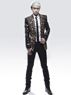 魏晨发布爆潮大片 豹纹西装加皮鞋显型男身材