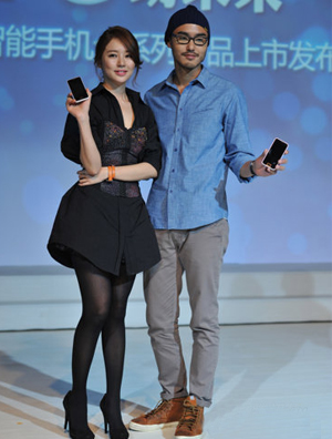 尹恩惠黑色鞋服现身北京 携手阮经天出席发布会