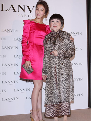 杨谨华一身桃红色礼服配裸色鞋子为品牌新店开幕站台