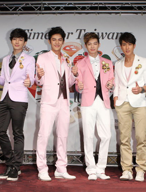 飞轮海再度合体 西装鞋服代言台湾小吃