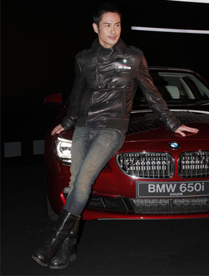 郑嘉颖捧场电影首映 皮靴仔裤显帅气