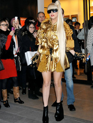 Lady Gaga霸气鞋服逛名店 龇牙搞怪问候歌迷