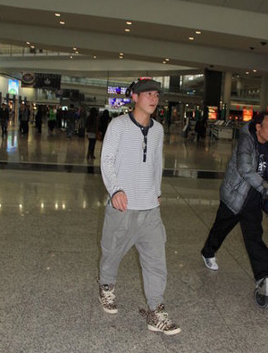 陈冠希穿豹纹鞋现身扮潮人 与黄秋生同日现身机场