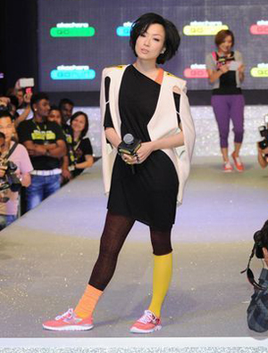 郑秀文化身模特 在马来西亚为时尚鞋履代言