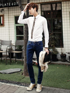 夏日型格衬衫 营造出年轻时尚的帅气感