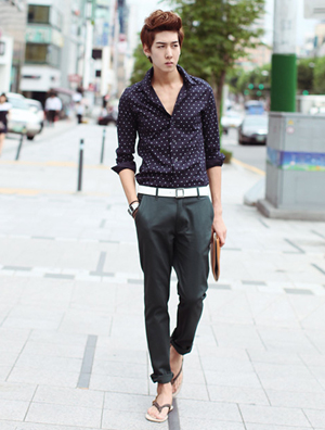 夏日清爽衬衫搭配 打造绅士型男范