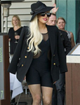 Lady Gaga һ����ɫЬ������װ������Ϥ���ͷ