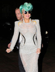 Lady Gaga���߶���ȹ��߸�Ь����Ϥ����Χ��