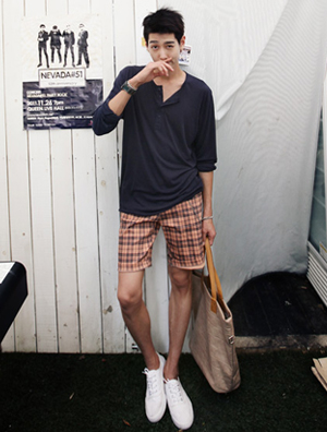 T恤+短裤 休闲搭配营造多彩夏日