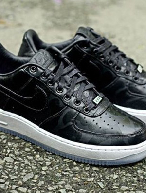 Nike 推出新款黑迷彩Supreme鞋款