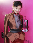 胡杏儿现身颁奖礼 透露百对美鞋等女儿继承
