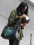 蔡贞安现身香港街头 休闲鞋服装潮感十足