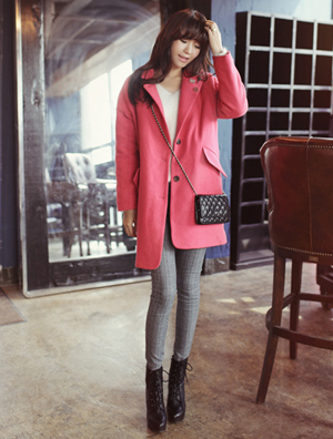 粉色衣装巧妙搭配 能展现干练风范
