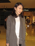 黎姿休闲鞋服现身 平安夜携两女买圣诞礼物