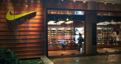 耐克穿半个月鞋头开胶 消费者退换被“刁难”