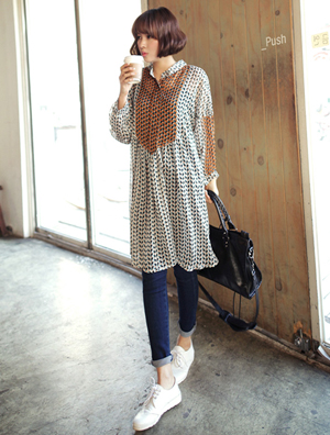 印花连身裙搭配 凸显异域风情