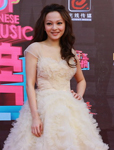 张韶涵粉色公主裙搭高跟鞋亮相音乐风云榜红毯