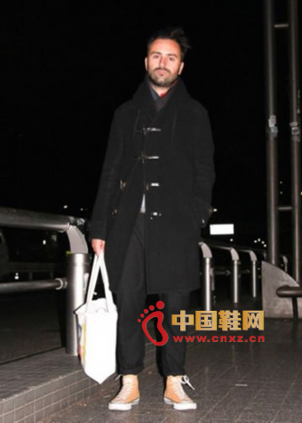 牛角呢大衣搭配休闲帆布鞋,难得见东京爷们这么素色的。