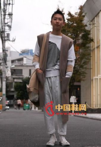 过膝长马甲内搭破布拼贴T恤,白色休闲裤,很有艺术范。